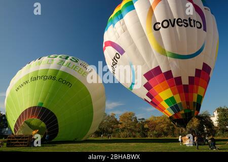 Lancio di due palloncini ad aria calda sul sito di lancio di Bad Neuenahr-Ahrweiler, Valle Ahr, Renania-Palatinato, Germania Foto Stock