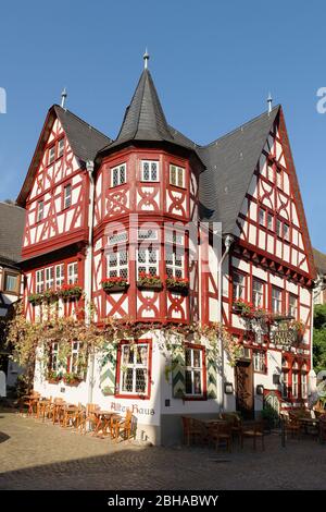 Enoteca "Altes Haus" nella vecchia piazza del mercato di Bacharach am Rhein, Bacharach, Valle del Reno, Patrimonio dell'Umanità dell'UNESCO alta Valle del Reno, Renania-Palatinato, Germania Foto Stock