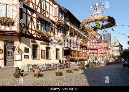 Mercato vecchio con case a graticcio a Bacharach am Rhein, Bacharach, Valle del Reno, Patrimonio dell'Umanità dell'UNESCO alta Valle del Reno, Renania-Palatinato, Germania Foto Stock