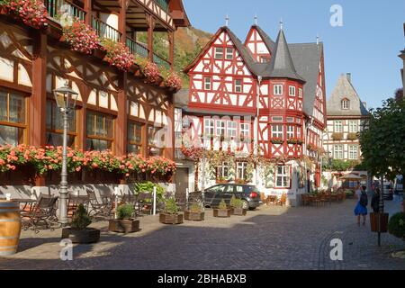 Mercato vecchio con case a graticcio a Bacharach am Rhein, Bacharach, Valle del Reno, Patrimonio dell'Umanità dell'UNESCO alta Valle del Reno, Renania-Palatinato, Germania Foto Stock