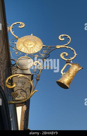 Insegna decorata su un wine bar nella città vecchia di Rüdesheim am Rhein, Rüdesheim am Rhein, patrimonio mondiale dell'UNESCO alta Valle del Reno, Valle del Reno, Hesse, Germania Foto Stock