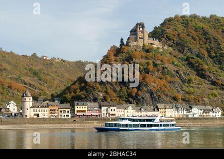 Vista sul Reno fino al castello di Katz e a San Goarshausen, San Goarshausen, patrimonio dell'umanità dell'UNESCO, alta Valle del Reno, Valle del Reno, Renania-Palatinato, Germania Foto Stock