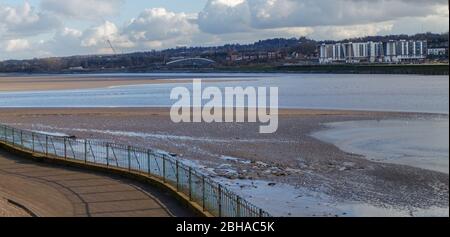 Il lungomare di Runcorn visto da Victoria Promenade a Widnes. Il ponte sospeso attraversa il canale della nave di Manchester fino al Wigg Island Community Park Foto Stock