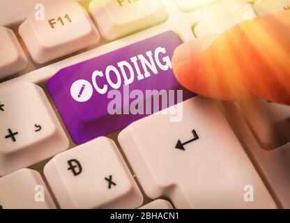 Nota di scrittura che mostra La Codifica. Concetto aziendale per l'assegnazione di codice a qualcosa per l'identificazione della classificazione Foto Stock