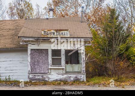 Stati Uniti d'America, Maine, Jonesboro, rovine della latteria sogno strada gelateria Foto Stock