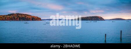 Stati Uniti d'America, Maine, Mt. Isola deserta, Bar Harbor, vista del francesino Bay, autunno Foto Stock