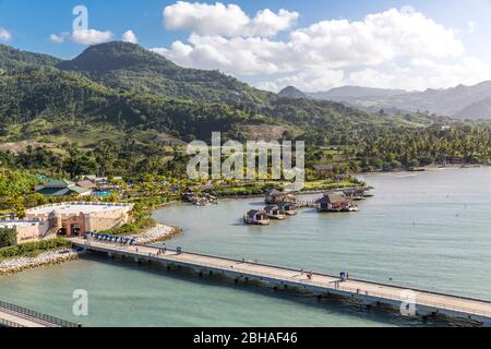 Aussicht vom Kreuzfahrtschiff auf die Landschaft, Touristenzentrum, Amber Cove Cruise Terminal, Hafen, Maimón, Dominikanische Republik, Große Antillen Foto Stock