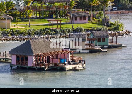Hotelanlage, Aussicht vom Kreuzfahrtschiff auf Touristenzentrum, Amber Cove Cruise Terminal, Hafen, Maimón, Dominikanische Republik, Große Antillen, K. Foto Stock