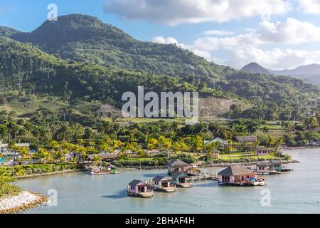 Aussicht vom Kreuzfahrtschiff, Touristenzentrum, Amber Cove Cruise Terminal, Hafen, Maimón, Dominikanische Republik, Große Antillen, Karibik, Atlantik Foto Stock