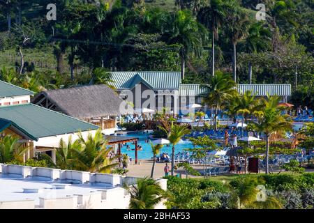 Restaurant mit Poolbereich, Aussicht vom Kreuzfahrtschiff, Touristenzentrum, Amber Cove Cruise Terminal, Hafen, Maimón, Dominikanische Republik, Große Foto Stock