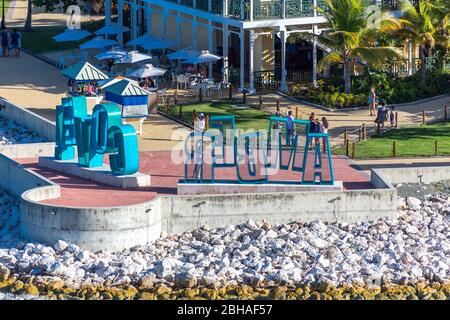Schriftzug Amber Cove, Aussicht vom Kreuzfahrtschiff, Touristenzentrum, Amber Cove Cruise Terminal, Hafen, Maimón, Dominikanische Republik, Große Anti Foto Stock