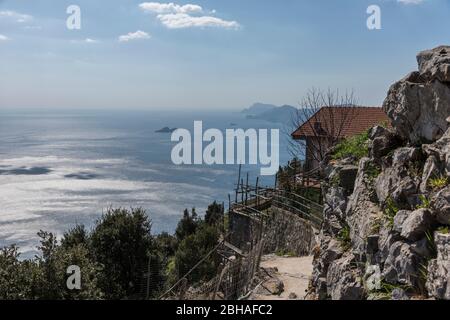 La via degli dei: Sentiero degli dei. Incredibile sentiero escursionistico, alto sulla Costiera Amalfitana o Amalfi in Italia, da Agerola a Positano. Marzo 2019. Casa lungo il sentiero escursionistico Foto Stock