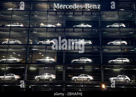 Germania, Baviera, Monaco, filiale Mercedes-Benz, esterni, ha emesso automobili su sei piani Foto Stock