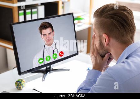 Video on line Doctor Consulting Conference on computer Foto Stock