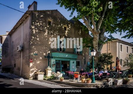 Cafe Les Platanes a Poilhes a Beziers in primavera Foto Stock