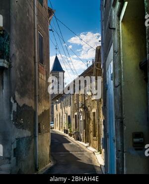 Dorfgasse im Dorf Montady mit Blick auf Turm der Kirche Saint Géniès bei Beziers Foto Stock