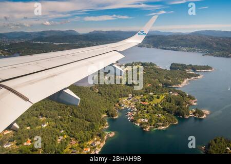 Arrivando all'Aeroporto di Bergen, si affaccia sulle ali dei fiordi di Bergen, Blomsterdalen, Kokstad, Hordaland, Norvegia, Scandinavia, Europa Foto Stock