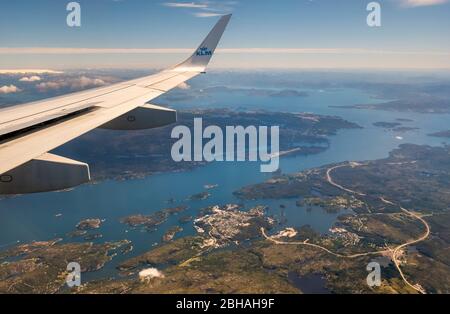 Arrivando all'Aeroporto di Bergen, si affaccia sulle ali dei fiordi di Bergen, Blomsterdalen, Kokstad, Hordaland, Norvegia, Scandinavia, Europa Foto Stock