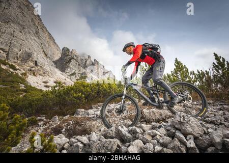 Mountainbiker estremo nelle Dolomiti, Agordino, Belluno, Veneto, Italia Foto Stock