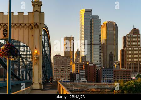 Vista del centro di Pittsburgh, Pennsylvania dal South Tenth Street Bridge Foto Stock