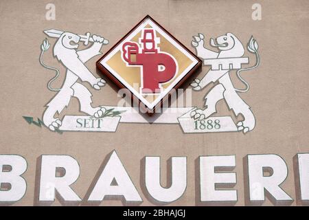 La facciata vintage con un vecchio cartello con logo e testo in un edificio industriale del Park Brewery a Pirmasens. Foto Stock