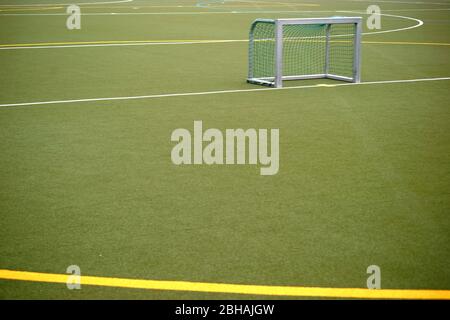 Close-up di un campo in erba sintetica per il calcio e hockey su prato con linee colorate e contrassegni di colore. Foto Stock