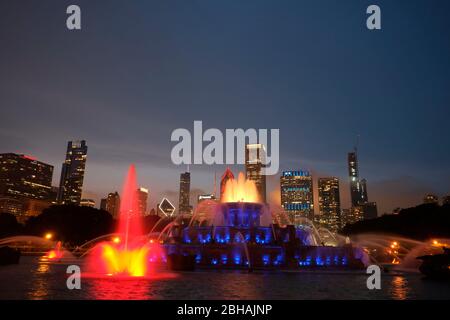 Buckingham Fountain è un punto di riferimento di Chicago nel centro di Grant Park. Dedicato nel 1927, è una delle fontane più grandi del mondo. Costruito in stile rococò e ispirato alla Fontana Latona presso il Palazzo di Versailles, è destinato a rappresentare allegoricamente il Lago Michigan. Foto Stock