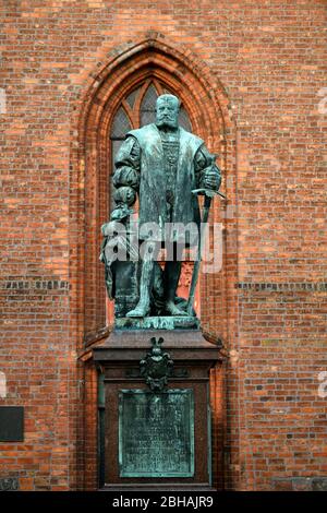 Memoriale di Joachim II Elettore di fronte alla Chiesa protestante di riforma di San Nikolai Chiesa, Spandau distretto, Berlino, Germania Foto Stock