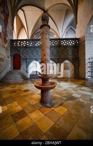 Colonna Conrad con targa commemorativa per i bombardamenti 25./26. 1944 febbraio, Mariendom, Dom di nostra Signora ad Augusta, Baviera, Germania Foto Stock