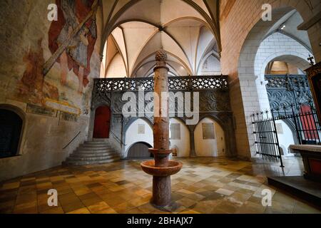 Colonna Conrad con targa commemorativa per i bombardamenti 25./26. 1944 febbraio, Mariendom, Dom di nostra Signora ad Augusta, Baviera, Germania Foto Stock