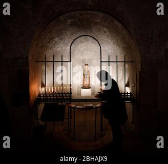 Donna dona candela, implora perdono, immagine miracolosa con Madonna romanica, cripta romanica occidentale nel Mariendom, Dom di nostra Signora ad Augusta, Baviera, Germania Foto Stock