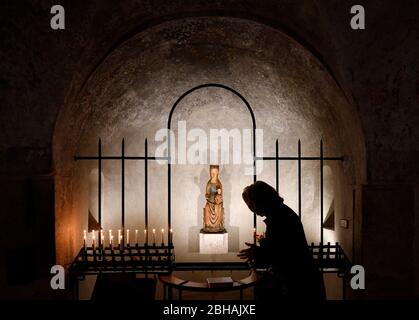 Donna dona candela, implora perdono, immagine miracolosa con Madonna romanica, cripta romanica occidentale nel Mariendom, Dom di nostra Signora ad Augusta, Baviera, Germania Foto Stock