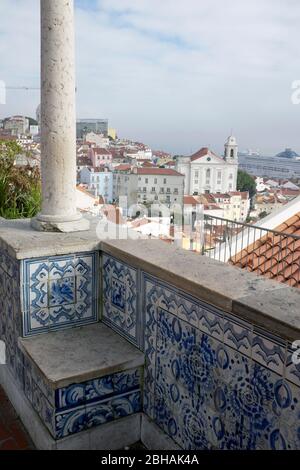 Miradouro de Santa Luzia nel centro storico di Alfama Foto Stock