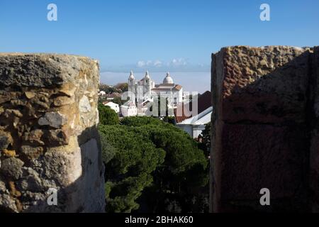 Vista dal Castelo de Sao Jorge nel centro storico di Alfama al Monastero di Sao Vicente de Fora Foto Stock