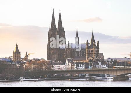 Der Kölner Dom, der Rhein, Groß St. Martin und die Deutzer Brücke. Foto Stock