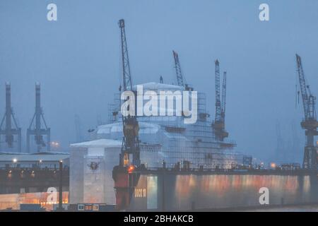 Una nave di nuova costruzione in un travestimento completo in attesa di completamento e lancio. Foto Stock