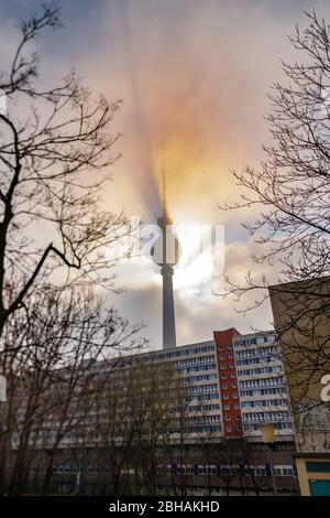 La torre della televisione di Berlino ad Alexanderplatz in controluce e nebbia. Foto Stock