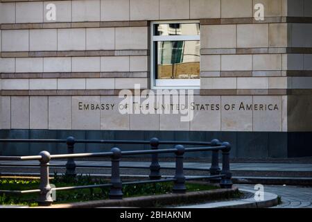 Ambasciata degli Stati Uniti d'America - una finestra dell'Ambasciata americana a Berlino su Pariser Platz. Foto Stock