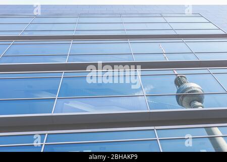 Riflessione della torre della televisione di Berlino su Alexanderplatz in una facciata di vetro di un edificio. Foto Stock