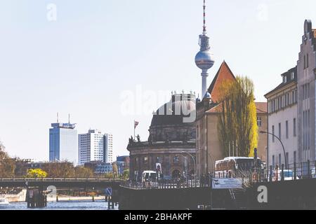 La Sprea, il Museo del Bode e la Torre della TV, attrazioni turistiche a Berlino Mitte. Foto Stock