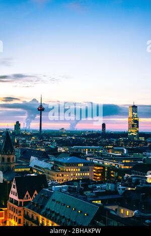 Köln - Metropole am Rhein - Panorama der Altstadt - Nur redaktionelle Nutzung. Foto Stock