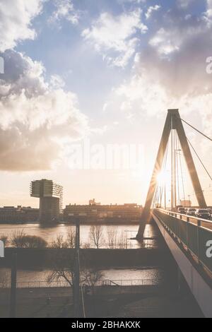 Köln - Metropole am Rhein, Stahlseilbrücke, Nahaufnahme der Severinsbrücke. Foto Stock