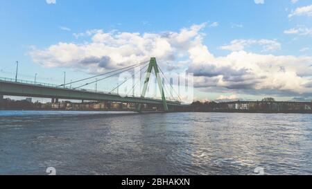 Köln - Metropole am Rhein, der Fluss und seine Brücken. Panorama Foto Stock