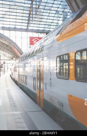 Piattaforma e treno alla stazione centrale di Berlino - solo per uso editoriale. Foto Stock