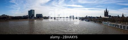 Köln - Metropole am Rhein, der Fluss und seine Brücken. Panorama Foto Stock