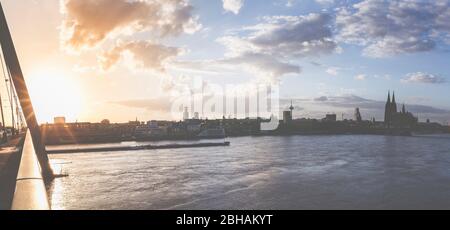 Köln - Metropole am Rhein - Panorama mit Rhein, Severinbrücke und Kölner Dom bei Sonnenuntergang. Foto Stock