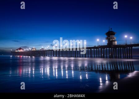 Molo di Huntington Beach di notte, Huntington Beach, California, Stati Uniti Foto Stock