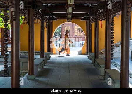 Asia, Repubblica popolare Cinese, Cina, Shanghai, Huang po, distretto di Pudong, Monk sulla strada nel Tempio del Buddha di Giada Foto Stock