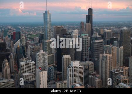 Torri degli uffici del centro di Chicago fotografate dall'Osservatorio John Hancock. Willis Tower, ex Sears Tower, progettato dall'architetto Fazlur Rahman Khan, un tempo il grattacielo più alto del mondo, si trova al centro della destra Foto Stock