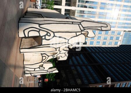 Monument with Standing Beast è una scultura di Jean Dubuffet di fronte al centro di James R. Thompson progettato da Helmut Jahn nell'area della comunità Loop di Chicago, Illinois. Foto Stock